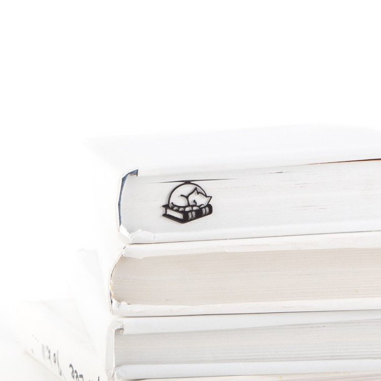 Закладка для книг "Кошка на книгах"