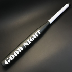 Бейсбольна біта з написом "Good night"