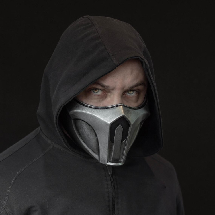 Маска Скорпіона Захисник Харумі з гри Mortal Kombat 11 сірого кольору