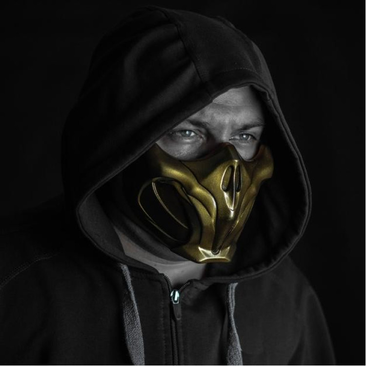 Маска Скорпіона Лють Пекла з гри Mortal Kombat 11 золотистого кольору