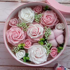Троянди з мила в подарунковій коробці-foto2