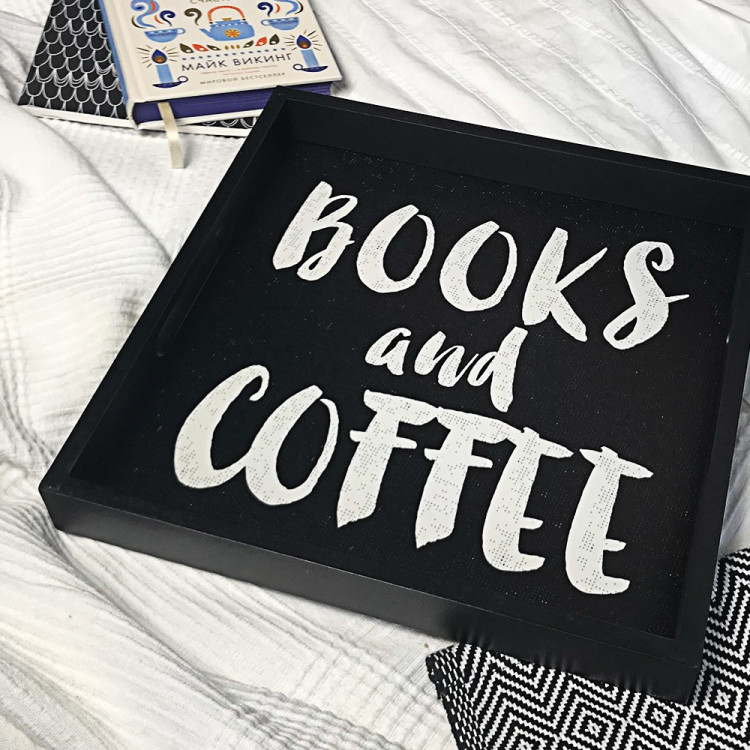 Деревянный поднос с принтом "Books and coffee"