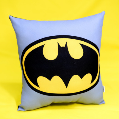 Подушка с принтом "Batman" лого