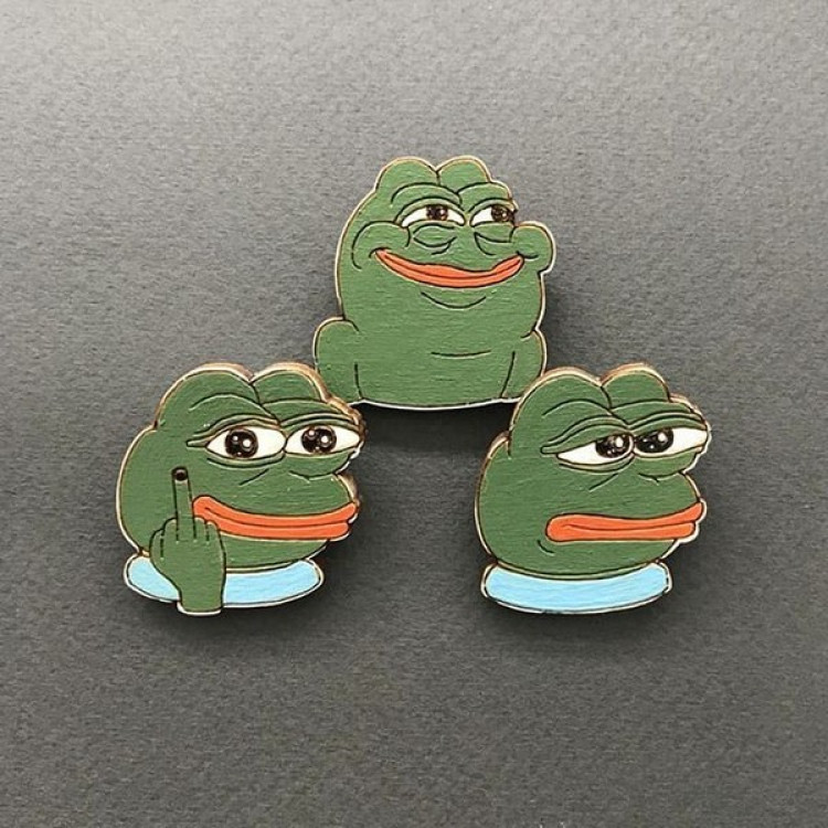 Значок брошка из дерева "Лягушонок Пепе"